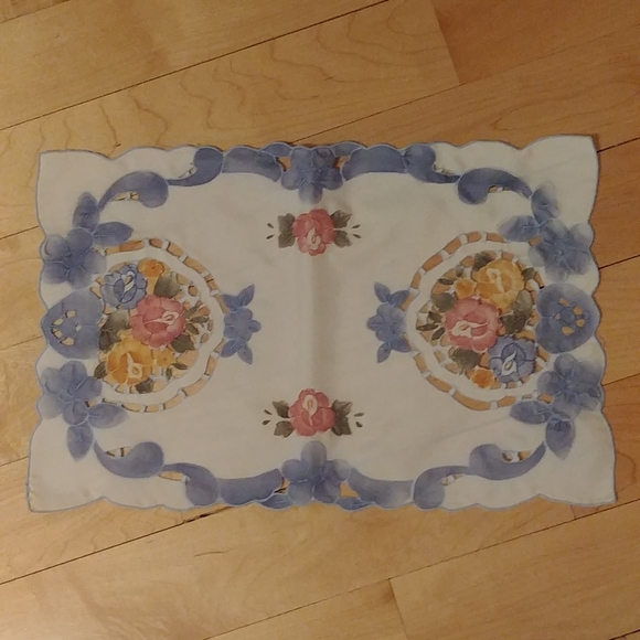 2/10$ flowered doilies - Picture 2 of 4